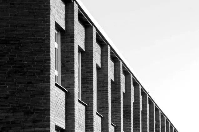 E-huset in black and white. Photo.