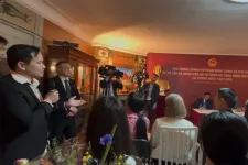 People speaking in a room with cameras and national flags for Sweden and Vietnam. Photo.